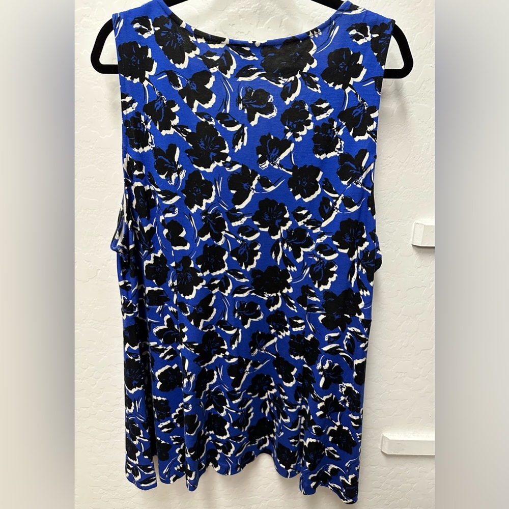 Torrid sleeveless top. Size 3. EUC - Picture 2 of 3